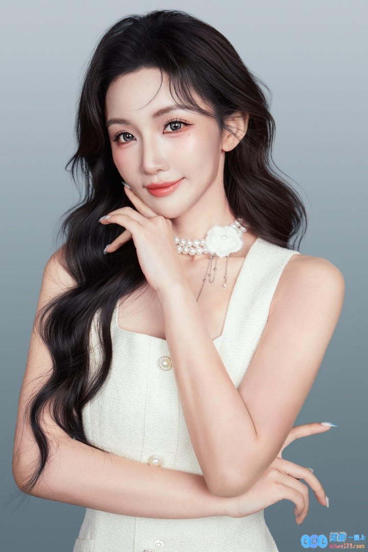 KPL美女解说小鹿分享自拍：更新一下?新皮肤~