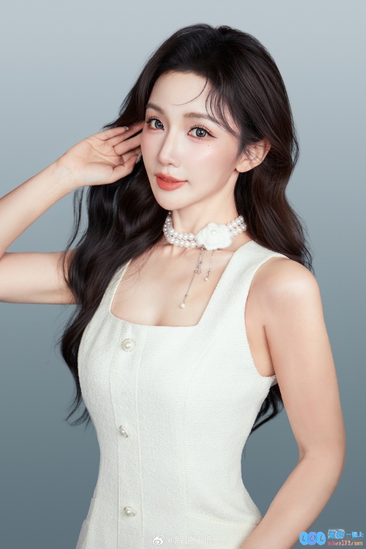 KPL美女解说小鹿分享自拍：更新一下?新皮肤~