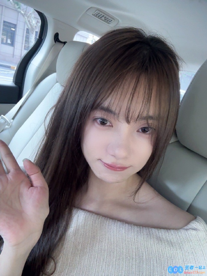 LPL主持小钰晒照：早安～这回是真去赶早八（头发都没吹干版
