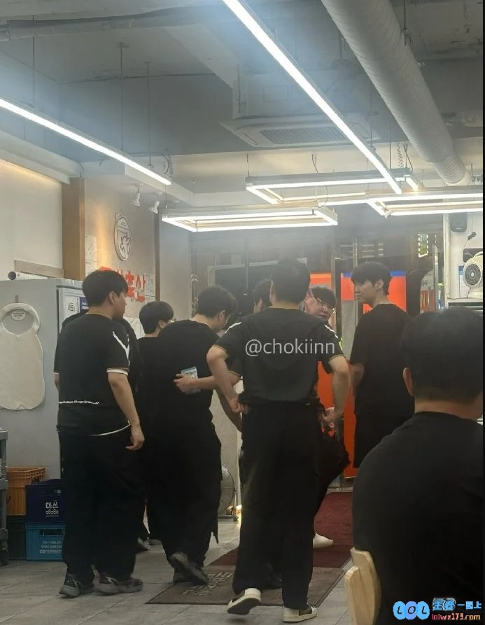 尺帝的格局！昨日让二追三赛后，Ruler认出粉丝并帮其结账+鞠躬