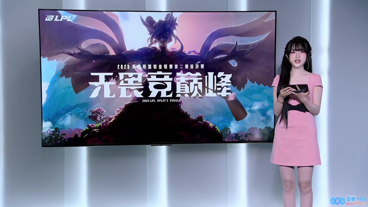 长发飘飘！十月粉色连衣裙担任本场互动主持向观众致意，尽显优雅与风采