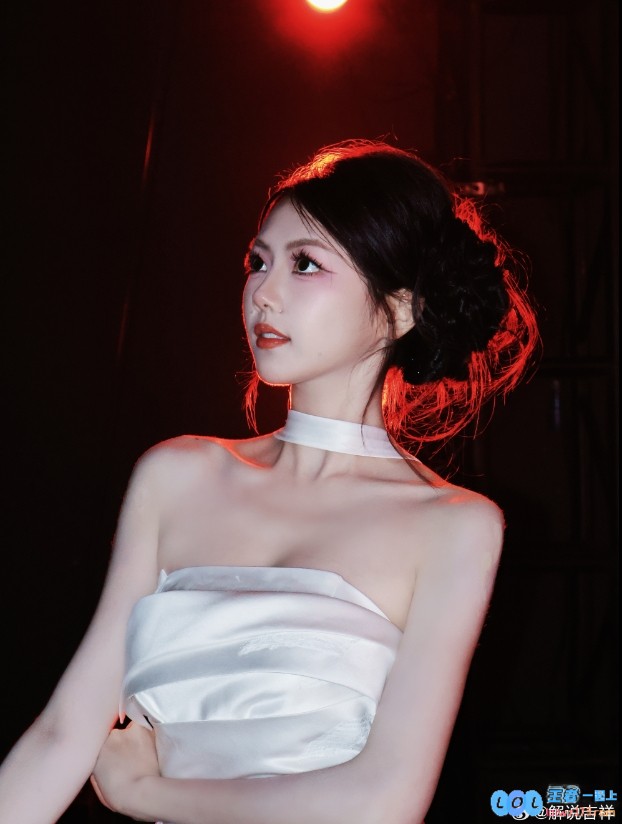 PEL美女主持吉祥晒照：一加杯的Cut?红黑白的配色绝对不会出错！