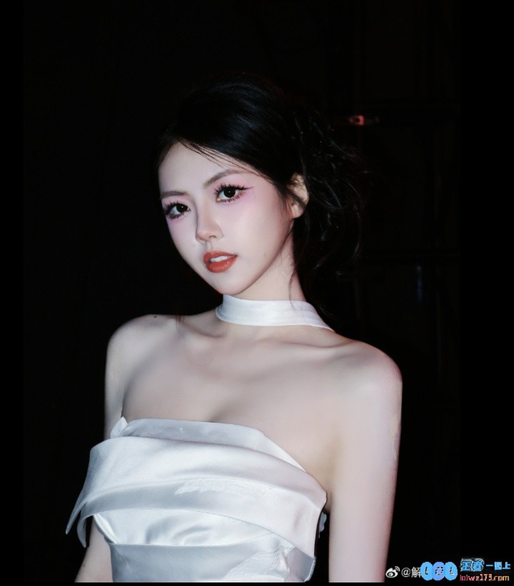 PEL美女主持吉祥晒照：一加杯的Cut?红黑白的配色绝对不会出错！