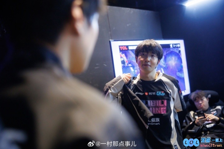 卖票双C！摄影师一村晒Elk和Shanks赛后聊天照：一起去加拿大吧，令人向往的旅程再临