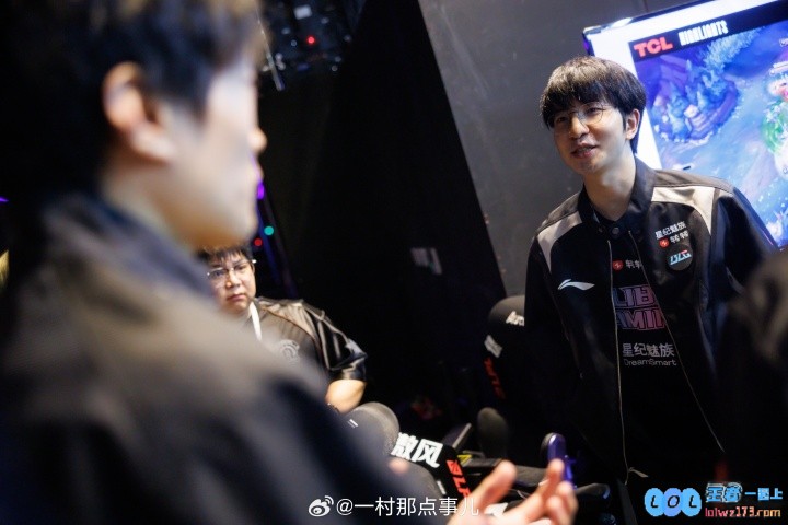 卖票双C！摄影师一村晒Elk和Shanks赛后聊天照：一起去加拿大吧，令人向往的旅程再临