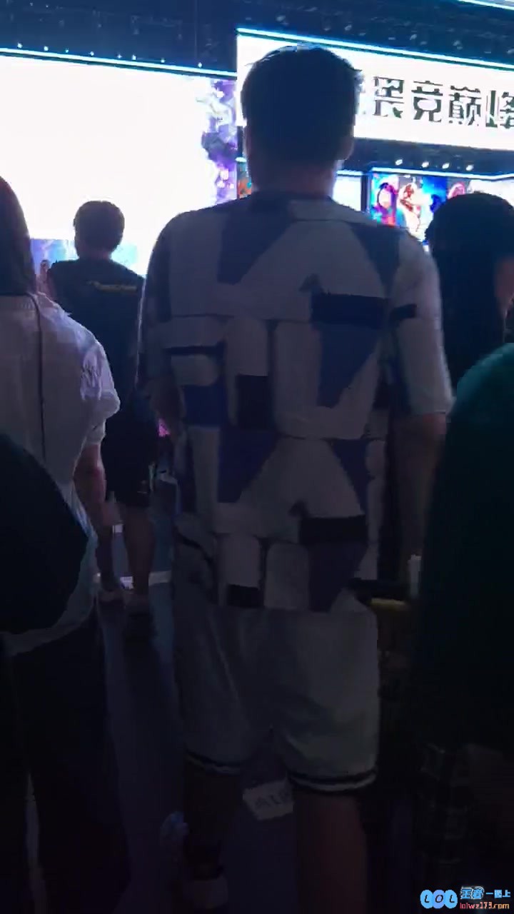看不下去！第四局赛中iG观众已经开始陆续离场不忍看主队出局，气氛降至冰点无奈而走