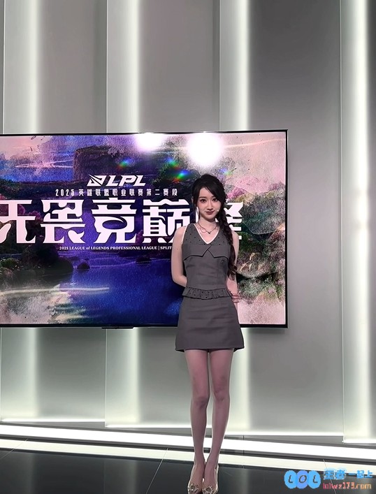 互动主持不是童童我不看！主持童童更博晒照：5月17日LPL互动见～