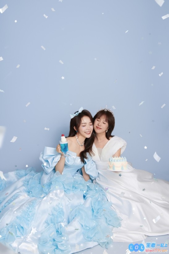 余霜分享与母亲的写真合照：希望女神妈妈永远做闪闪发光的自己