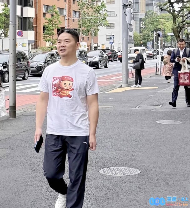 拼了！刘强东穿京东外卖猪猪侠T恤现身日本：背后还有二维码?