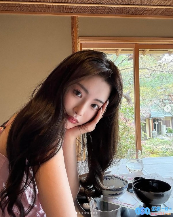 Ming绯闻女友1saye晒照：脖子上怎么红红的？究竟是何原因引发热议？