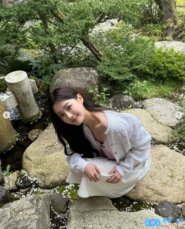 Ming绯闻女友1saye晒照：脖子上怎么红红的？究竟是何原因引发热议？