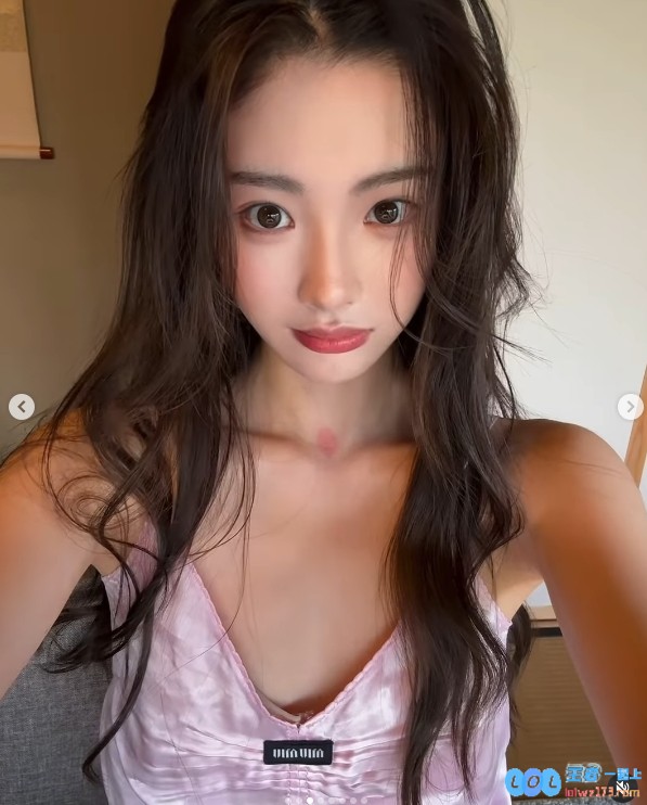 Ming绯闻女友1saye晒照：脖子上怎么红红的？究竟是何原因引发热议？