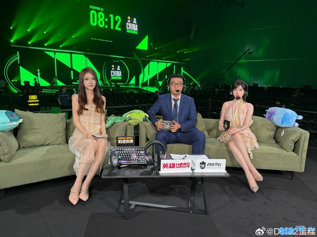 DOTA2解说蛋糕晒照：久违的线下赛中途还切了个皮肤嘻嘻