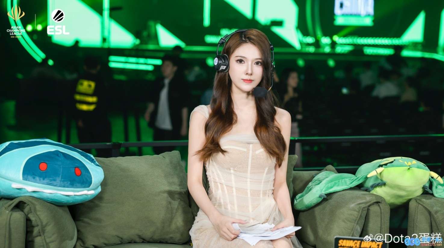 DOTA2解说蛋糕晒照：久违的线下赛中途还切了个皮肤嘻嘻