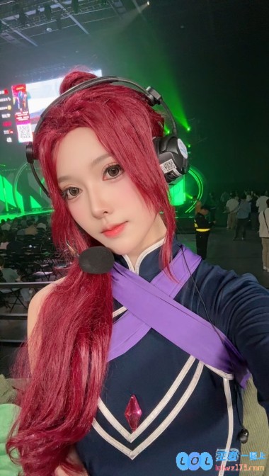 DOTA2解说蛋糕晒照：久违的线下赛中途还切了个皮肤嘻嘻