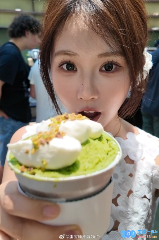 主播蛋宝晒照：开在美国时代广场中心的喜茶lab味道确实不错，沉浸在美味与潮流的交织中！
