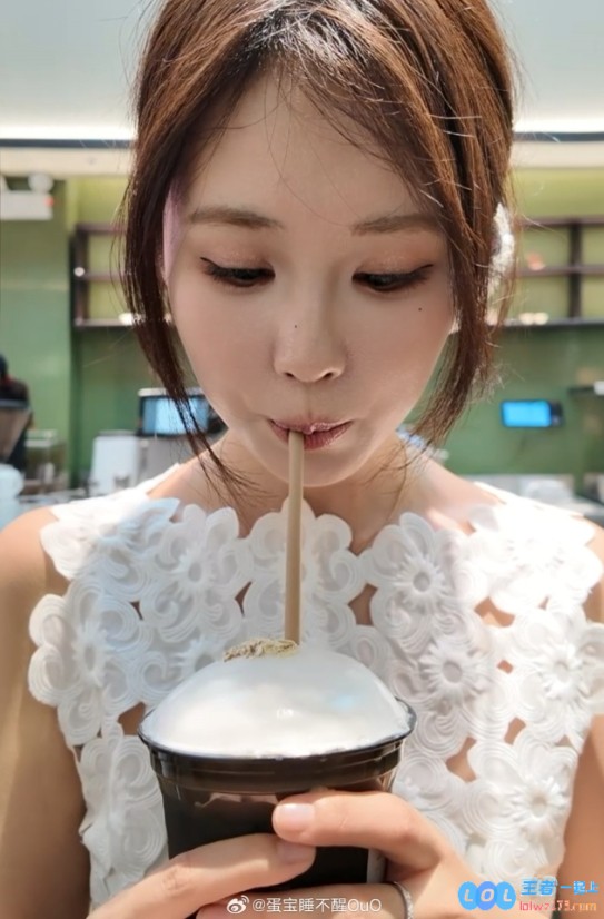 主播蛋宝晒照：开在美国时代广场中心的喜茶lab味道确实不错，沉浸在美味与潮流的交织中！