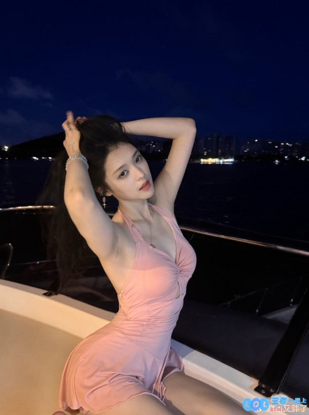 夏天这个季节还是太权威了！PEL主持Titi晒照：三亚OOTD！