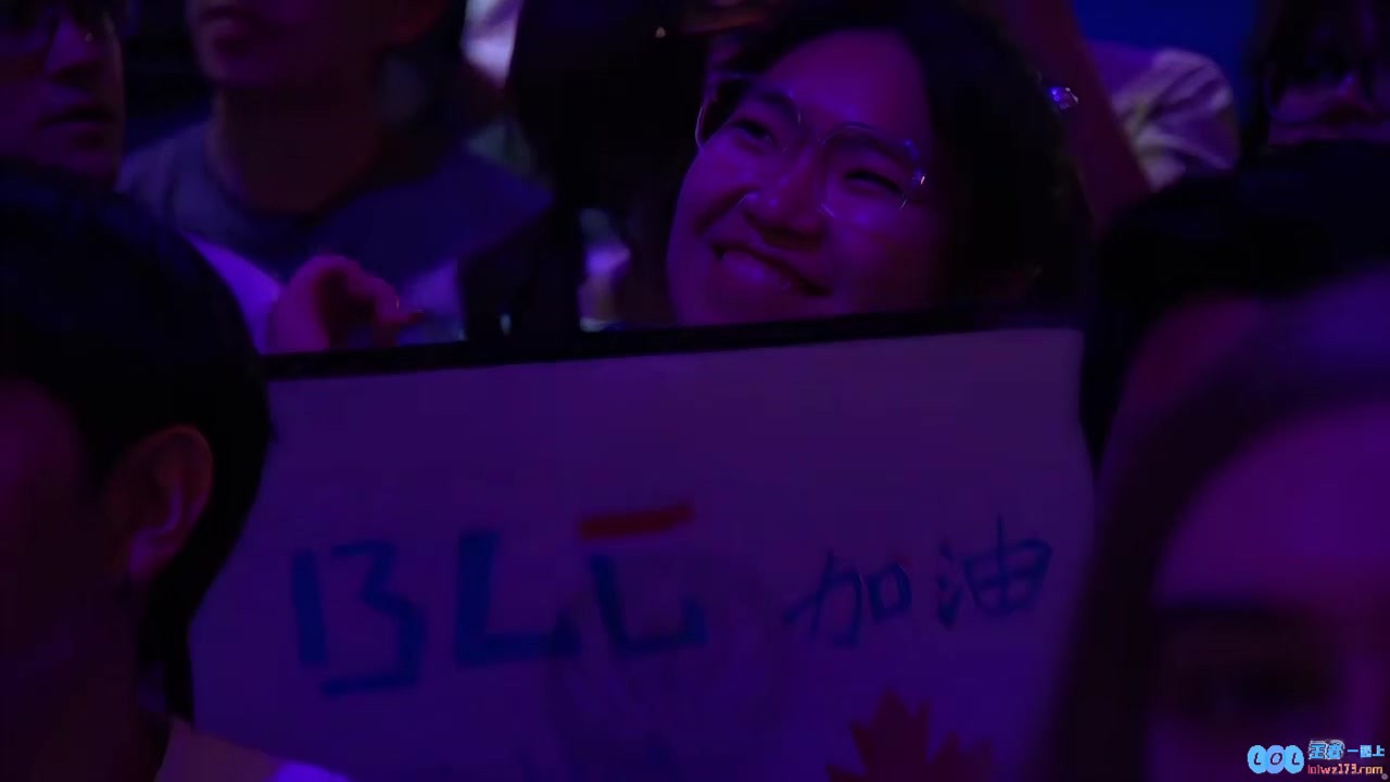 我命硬学不来弯腰?BLG取胜赛后握手环节BIN挺起胸膛和FLY选手碰拳