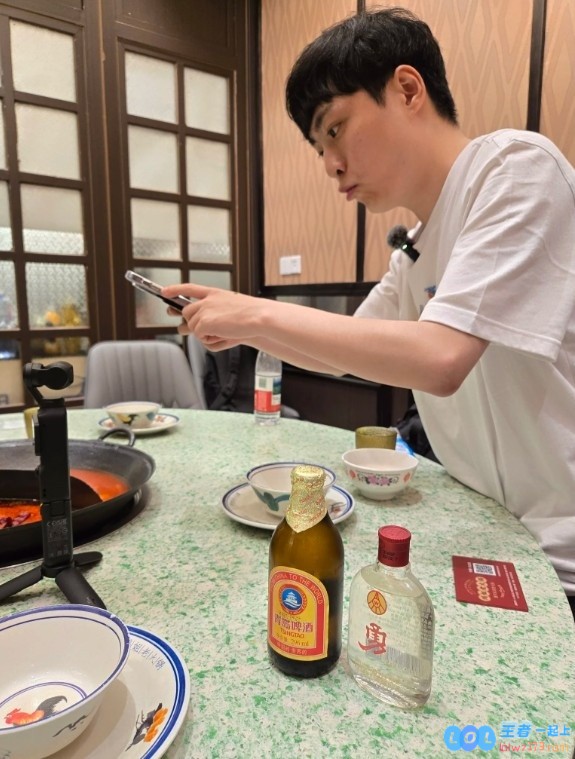 DK副代表更新ShowMaker在上海吃火锅&拍摄图：开始今日日程，尽享美食与刺激挑战！