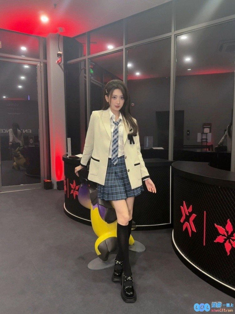 无畏契约主持唯嘉晒照：JK瓦学姐第二弹，嘿嘿，还拍了很多拍立得，尽显青春魅力