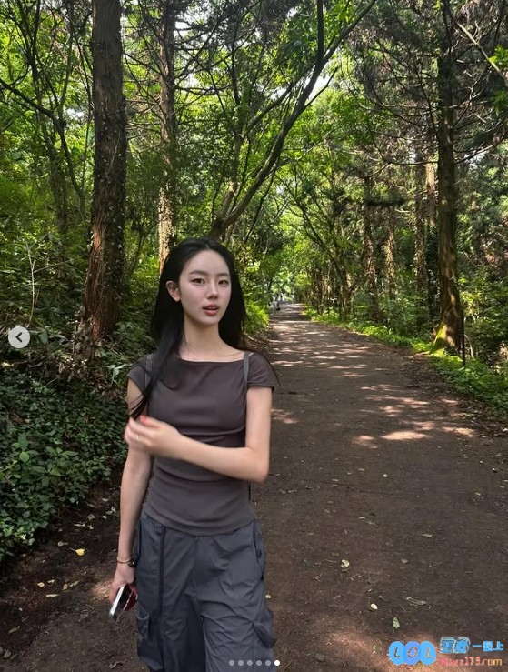 Peyz姐姐晒照：到户外呼吸新鲜空气~快来看看她的迷人瞬间与自然的亲密接触