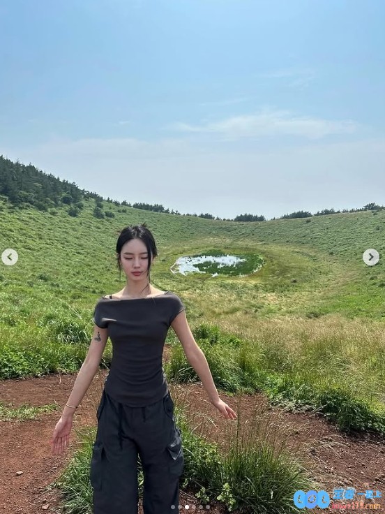 Peyz姐姐晒照：到户外呼吸新鲜空气~快来看看她的迷人瞬间与自然的亲密接触