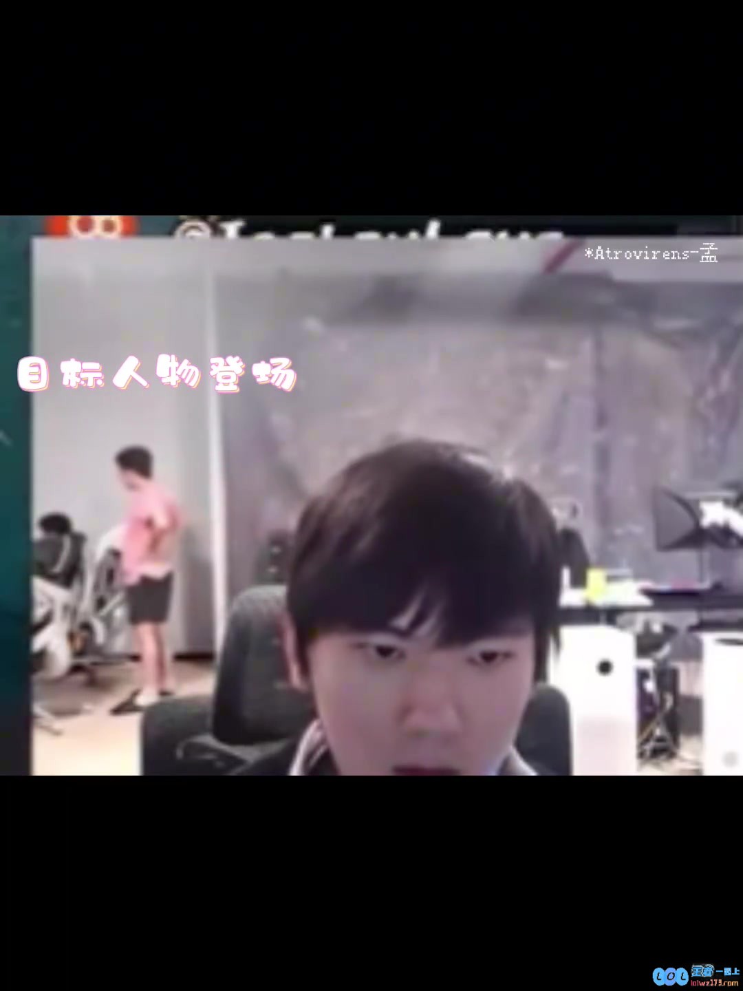 红米在身后撩起上衣展示“曲线”还掏裆！吓坏JKL：哎！Kanavi跟教练说一下我开摄像头的！