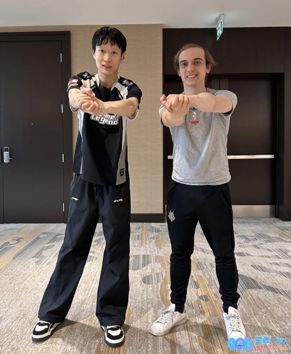 AL战胜CFO后，G2分享Shanks与Caps合照并配文：欧洲复仇成功，青出于蓝而胜于蓝