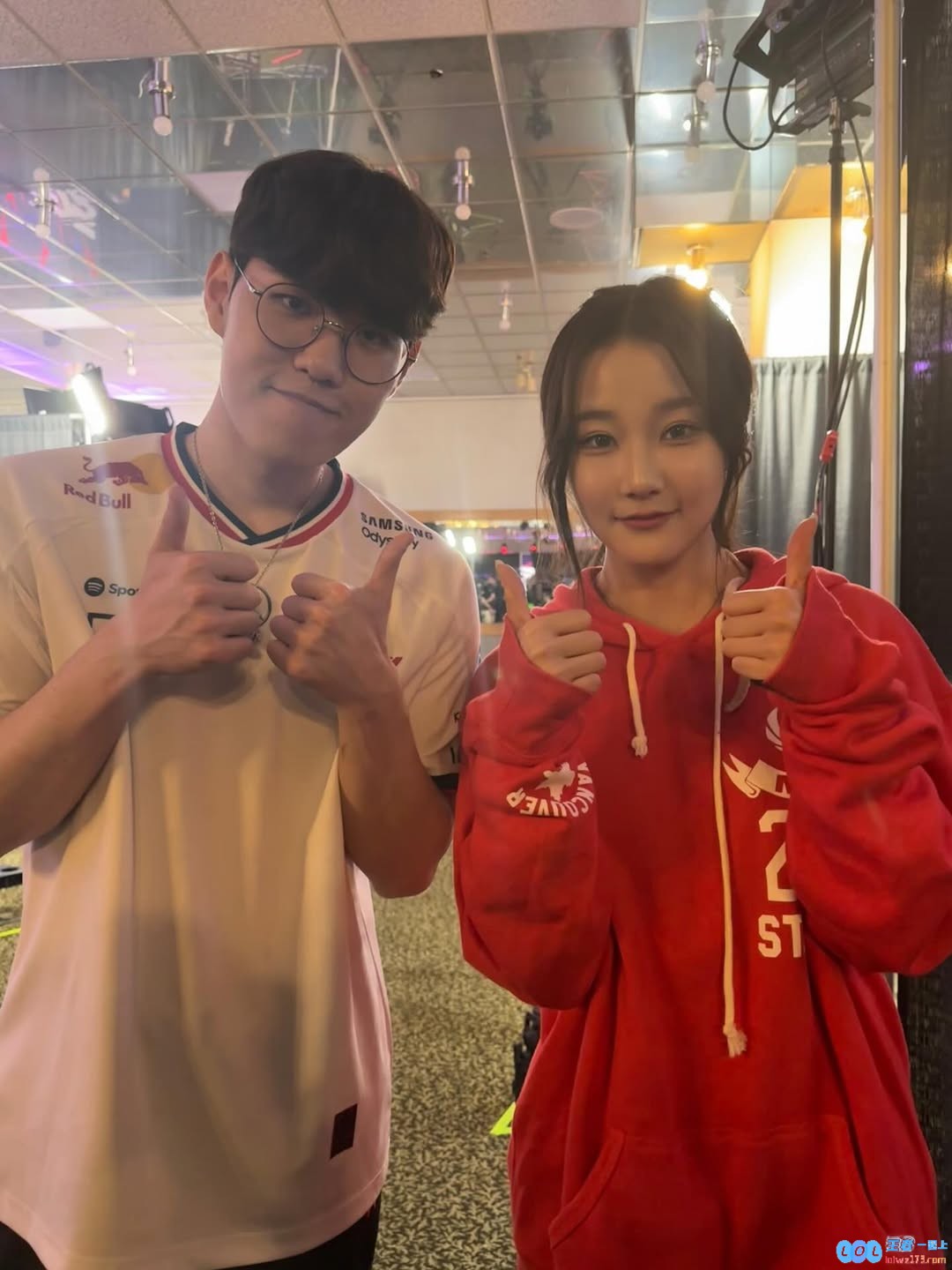 美女解说Kitty分享MSI工作照：紧身衣显露身材，与多位选手合影