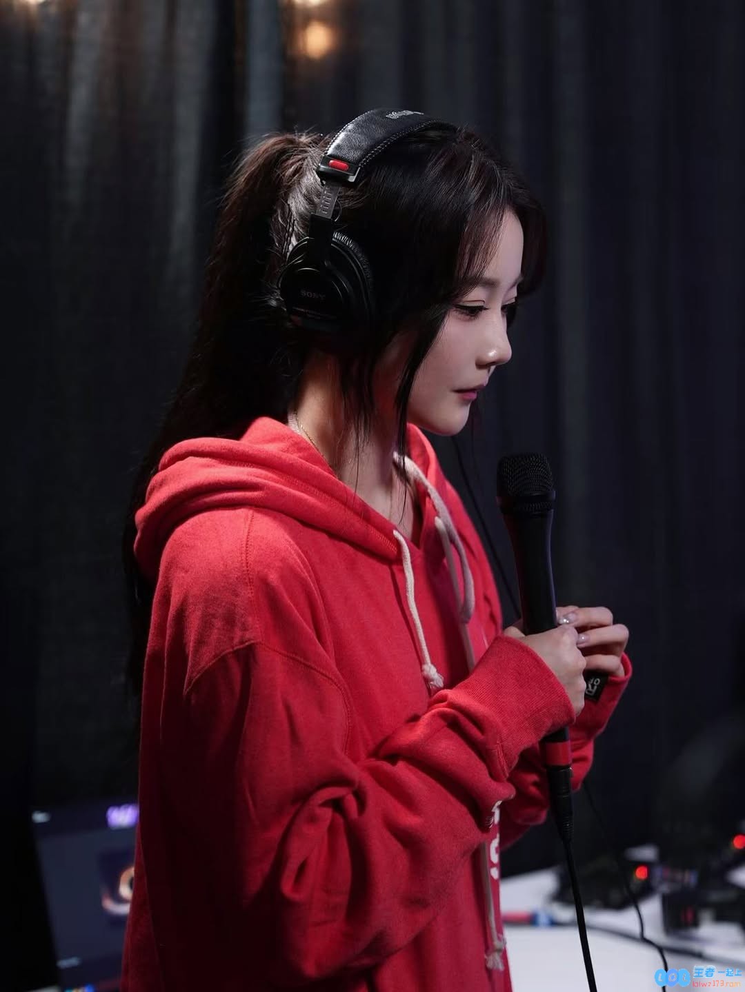 美女解说Kitty分享MSI工作照：紧身衣显露身材，与多位选手合影