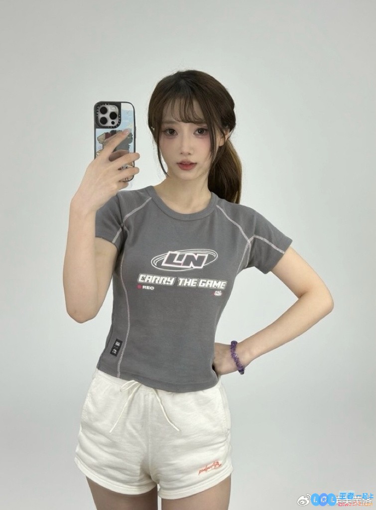 互动女主持阿芙晒照：好喜欢泳池派对新品，好适合夏天嘿嘿，跟随阿芙的夏日潮流无缝连接