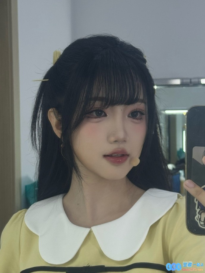 主持人十月晒照：今日MSI时刻喜欢这两撮支棱出来的小辫子，映衬青春活力