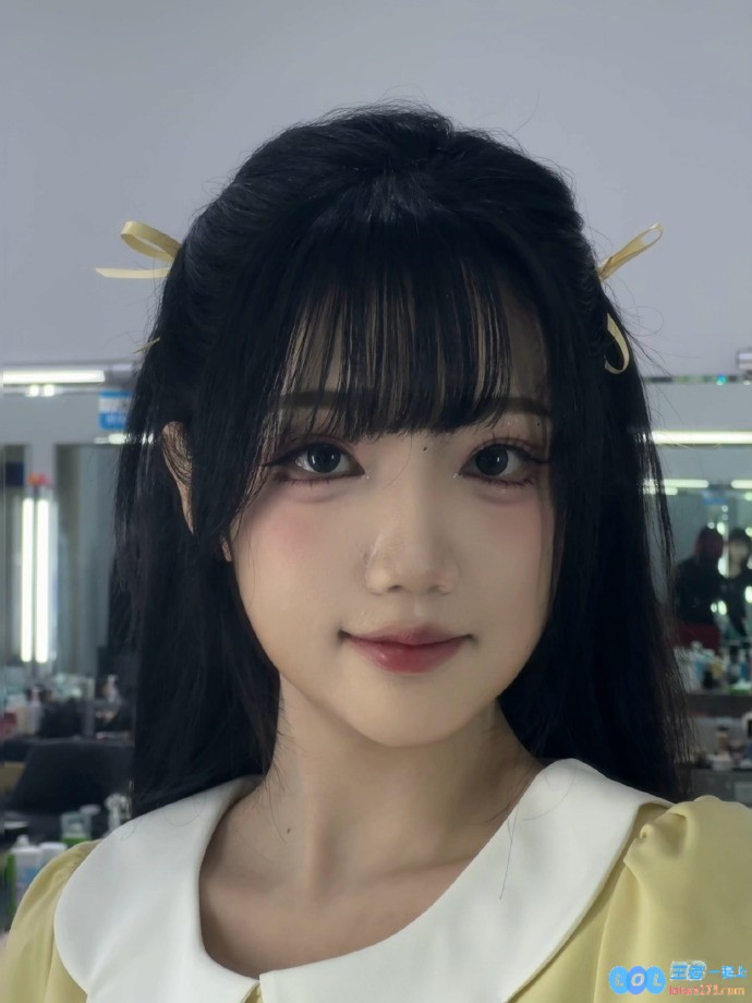 主持人十月晒照：今日MSI时刻喜欢这两撮支棱出来的小辫子，映衬青春活力