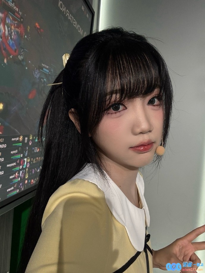 主持人十月晒照：今日MSI时刻喜欢这两撮支棱出来的小辫子，映衬青春活力