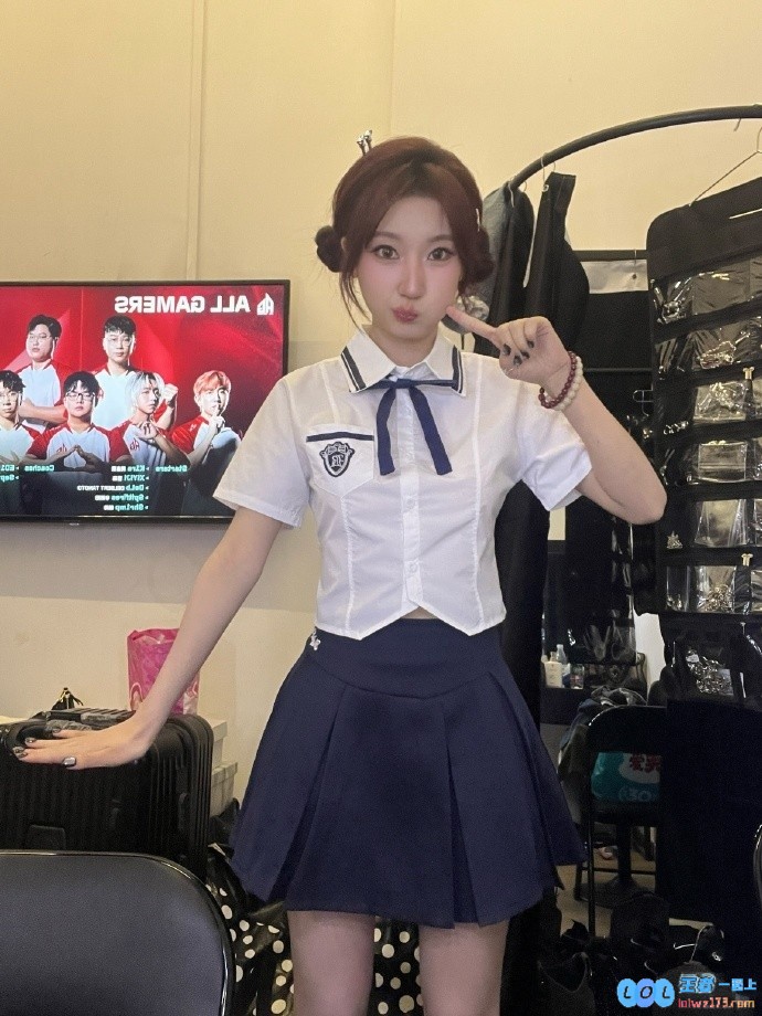 无畏契约主持人杜骏晒照：毕业季主题日嘿嘿?不一样的瓦～