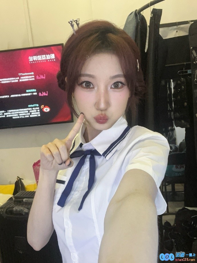 无畏契约主持人杜骏晒照：毕业季主题日嘿嘿?不一样的瓦～