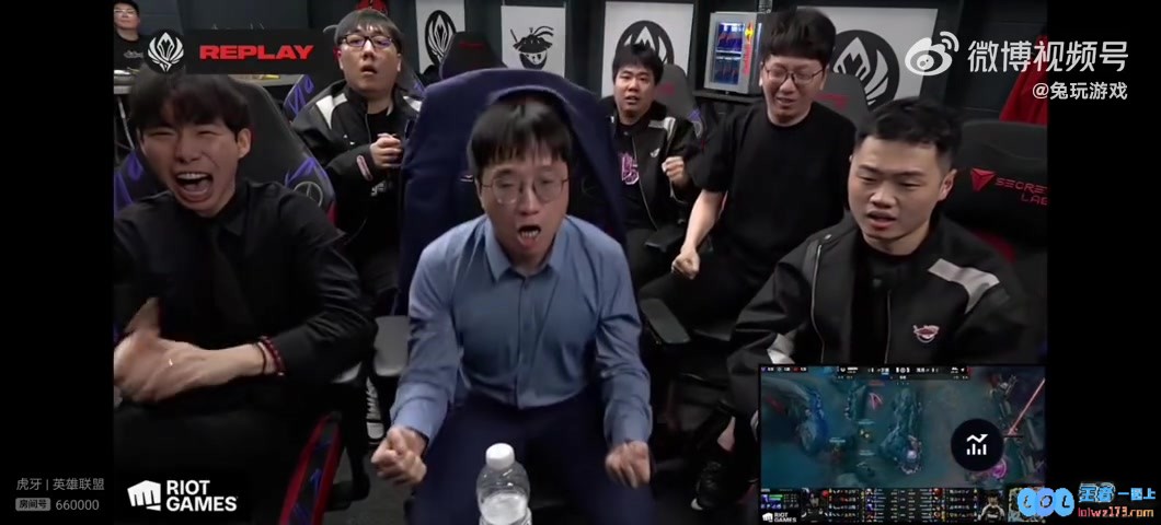 Shanks蛇女三杀后，AL主教练Tabe振臂怒吼情绪激动，展现电竞竞争的热血与激情