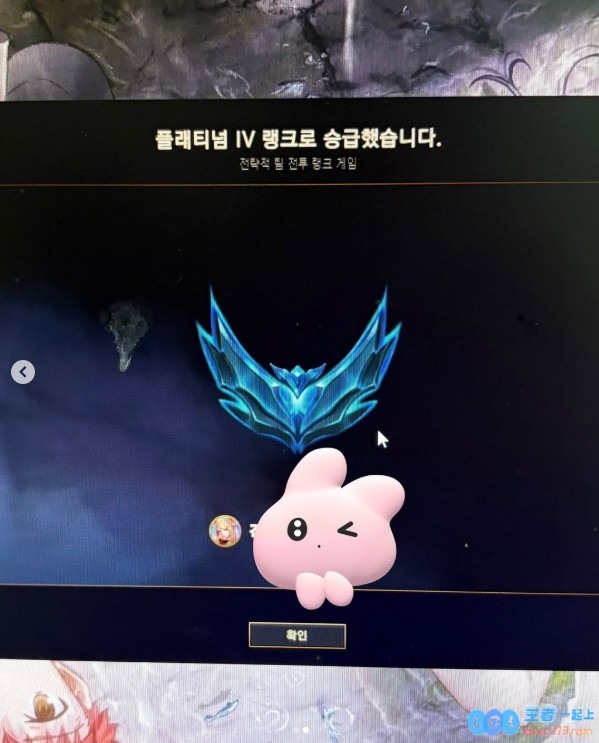 《剑星》新体模尹雪花晒LOL冲上铂金段：手机看久了，活动一下脖子，分享她的游戏心得与乐趣！