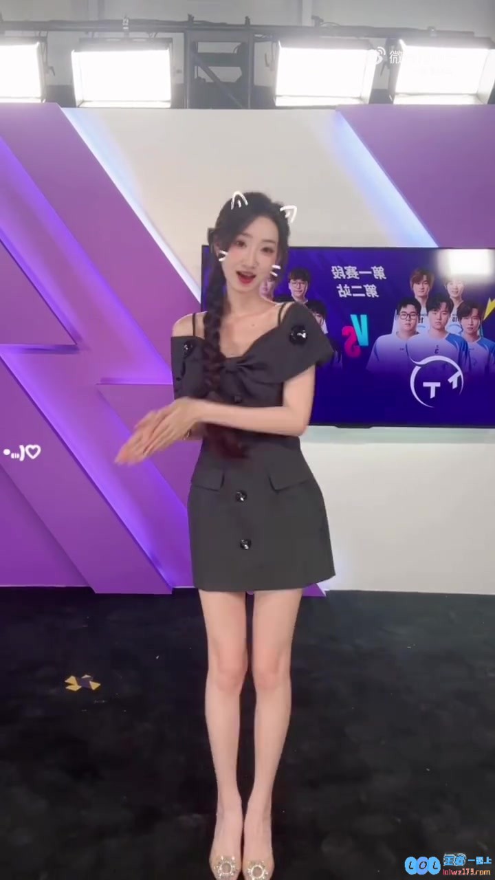 这大长腿，爱了爱了！主持童童分享视频：今日在手游的上班ootd～