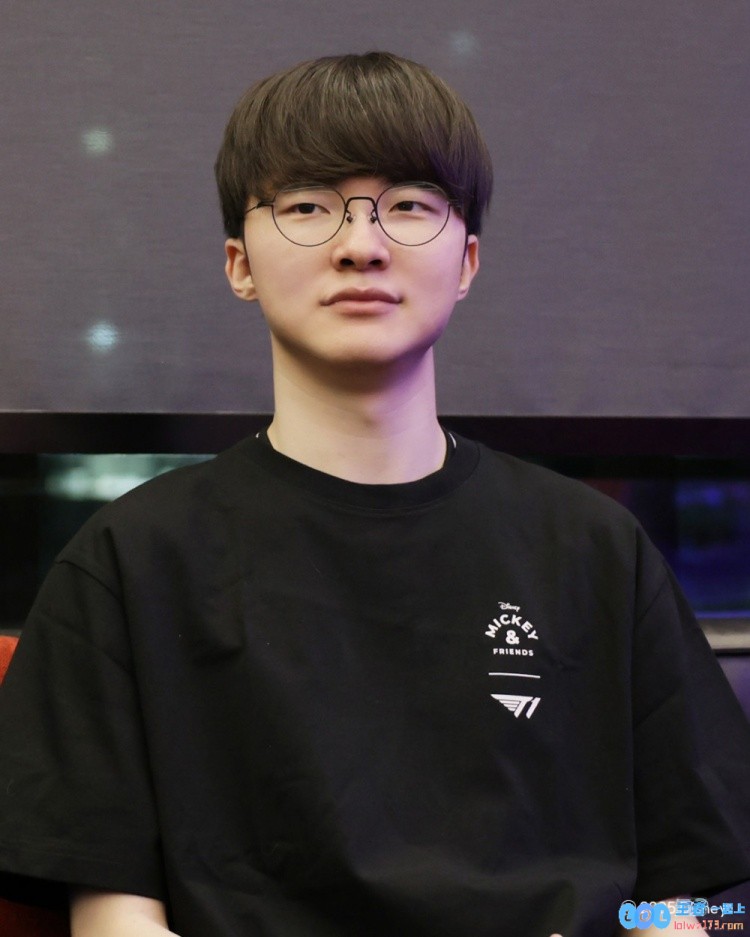 T1晒迪士尼联动衣服：T1和迪士尼，两大传奇的相遇，见证梦幻与激情的交融