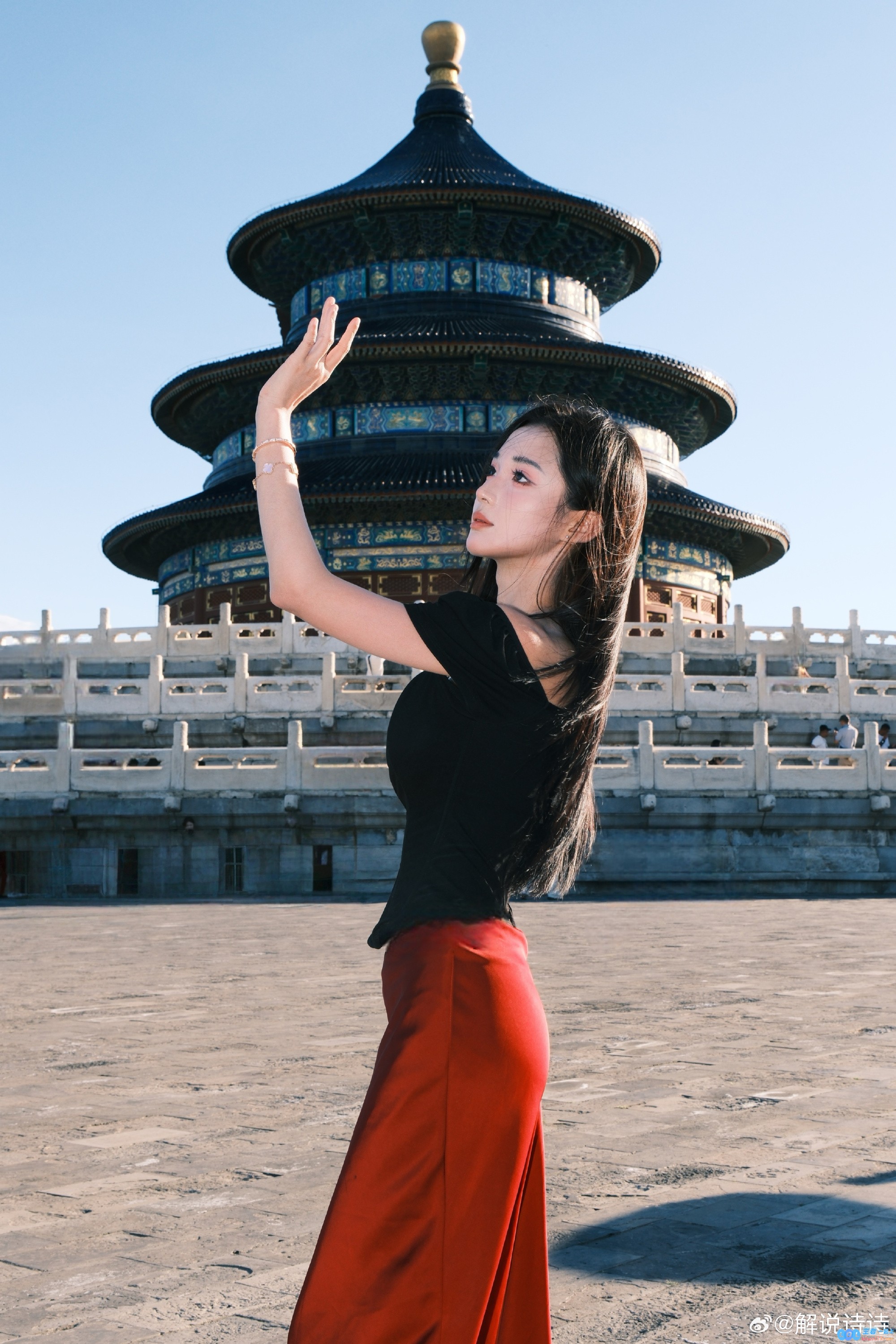 KGL女解说诗诗晒出北京旅游美照：这直角肩?有点火辣~