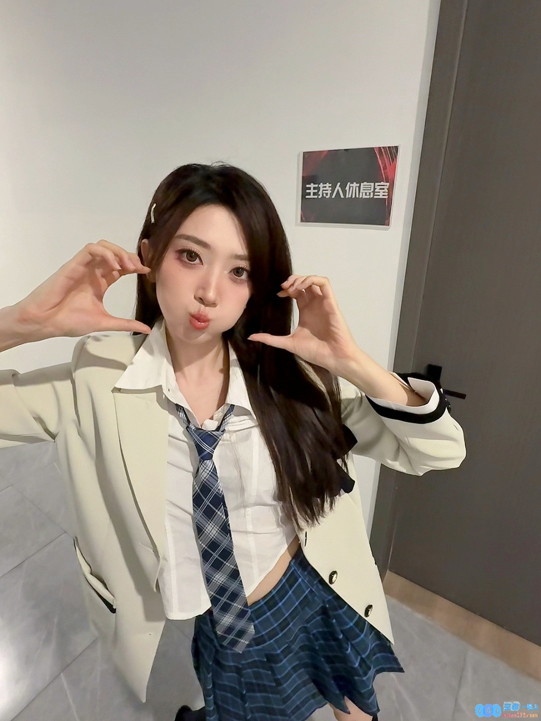 ?无畏契约赛事主持人嘉嘉晒照：“瓦学姐的人生第一次JK~”，引发了众多玩家的热议，成为焦点话题