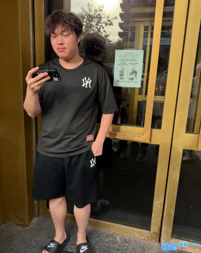 主打随意?ON晒Bin因穿拖鞋短裤在餐厅门口罚站照片:面带微笑疑似看T1比赛
