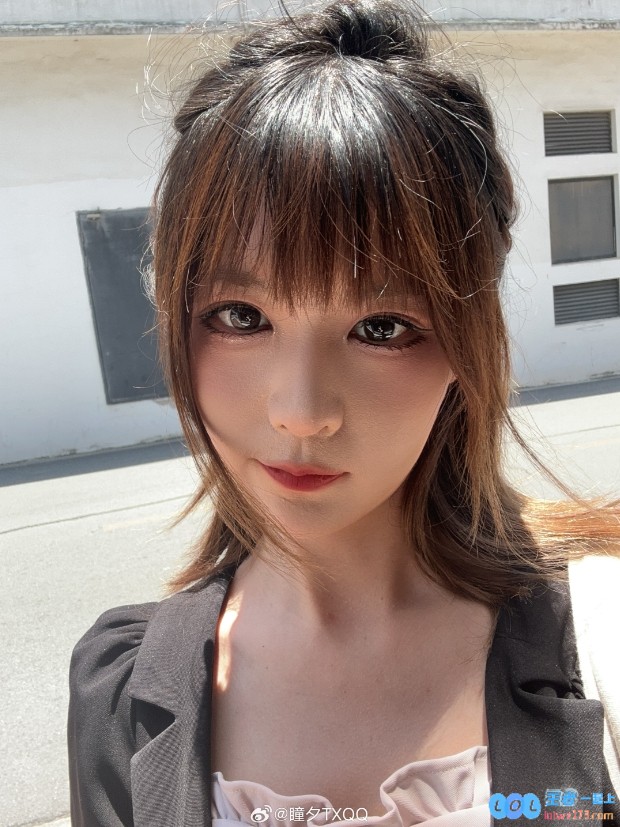 熬麻了~LPL女解说瞳夕晒照：迎着☀️下班，展现清新活力，与粉丝互动无间