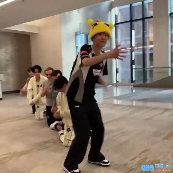 G2官推分享与Shanks整活视频：与Shanks一起划船，探索奇幻游戏世界的边界