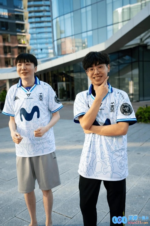 MKOI晒与CFO交换队服合照：祝你们在2025MSI好运，一场值得期待的盛事