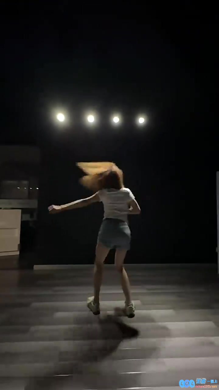 小长腿?主持泱泱分享舞蹈视频：当KPOP人跳JAZZfallinou，引领舞蹈新风潮
