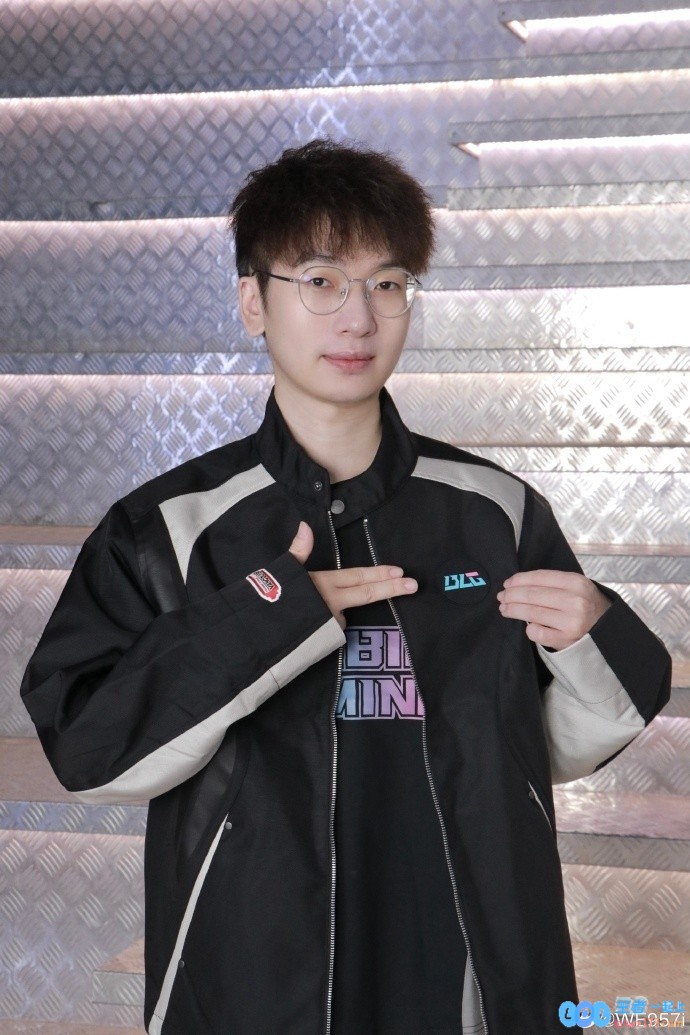 957晒BLGAL队服照：穿上MSI出征服出发加拿大去给AL和BLG加油了