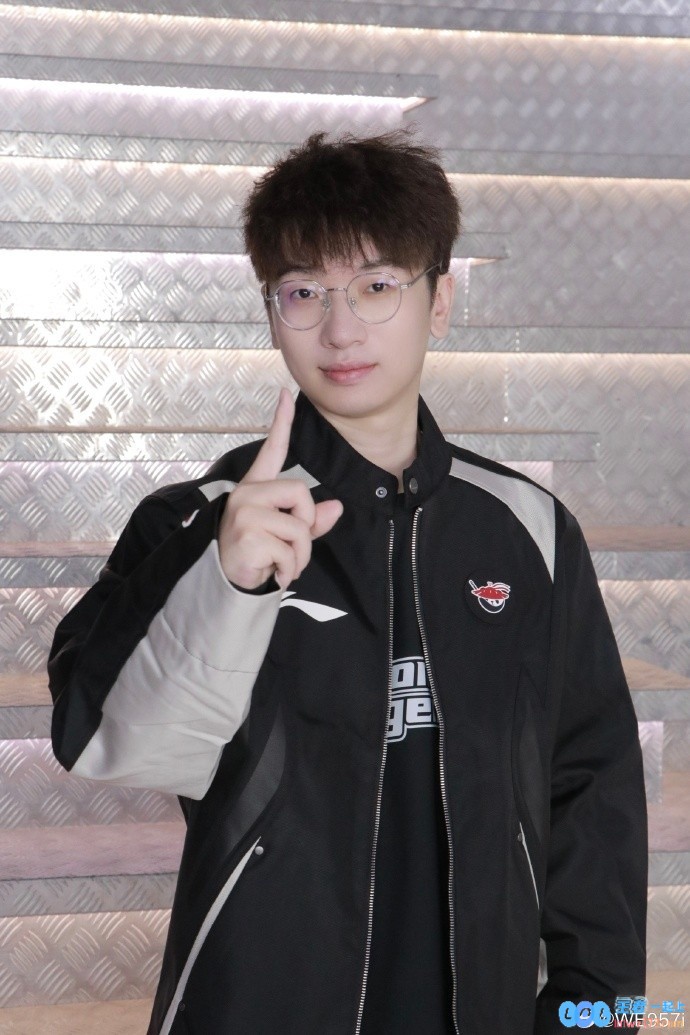 957晒BLGAL队服照：穿上MSI出征服出发加拿大去给AL和BLG加油了